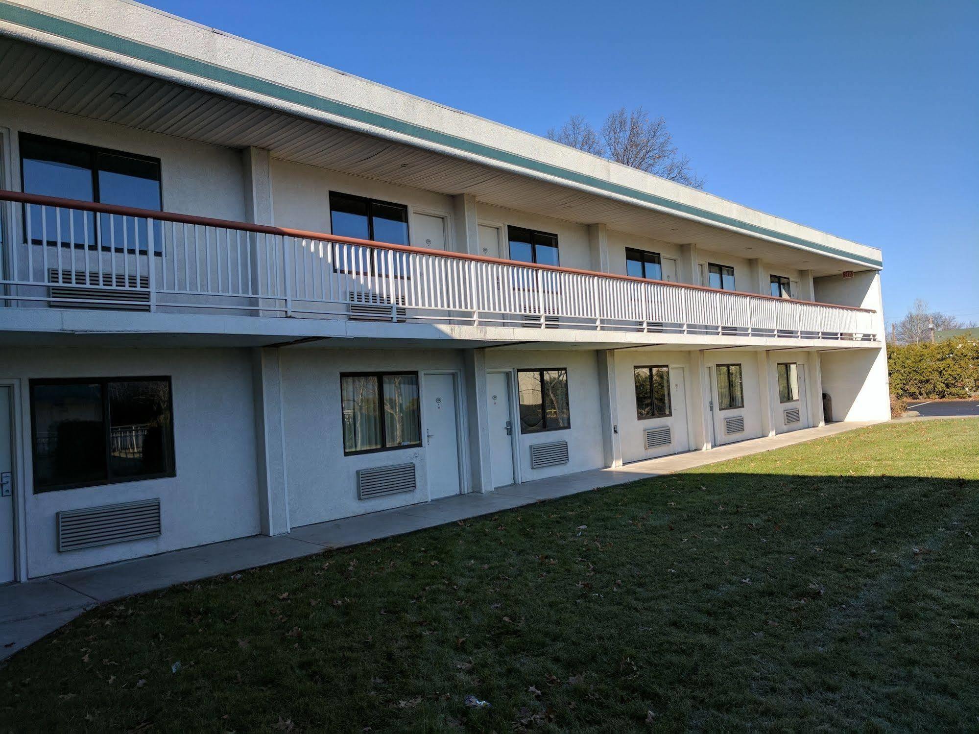 Sprucewood Inn Элирия Экстерьер фото