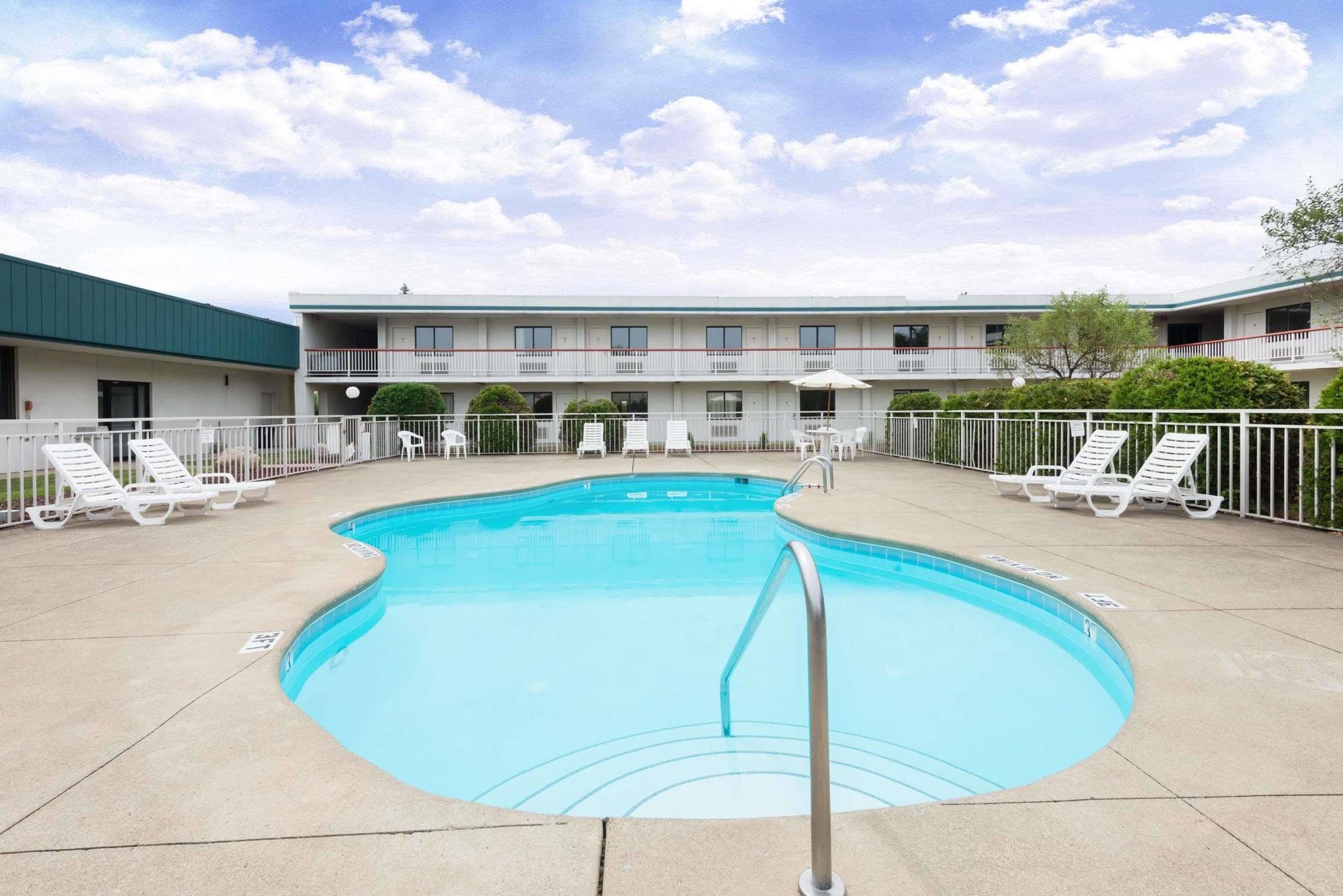 Sprucewood Inn Элирия Экстерьер фото
